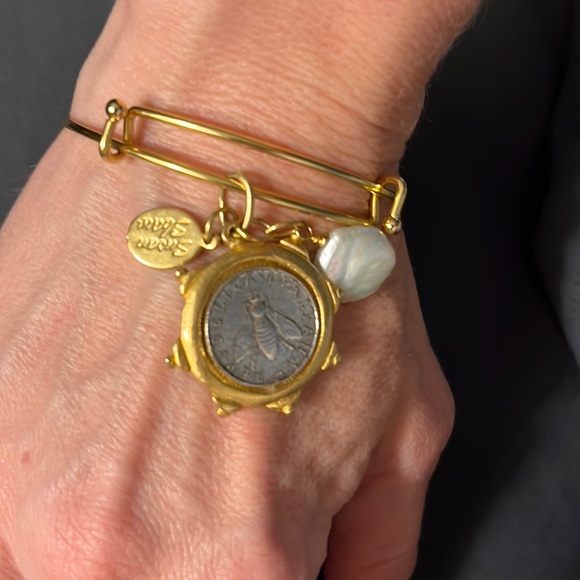Susan Shaw Gold/Silver Bee Lira coin on gold slide bangle bracelet - Picture 2 of 3